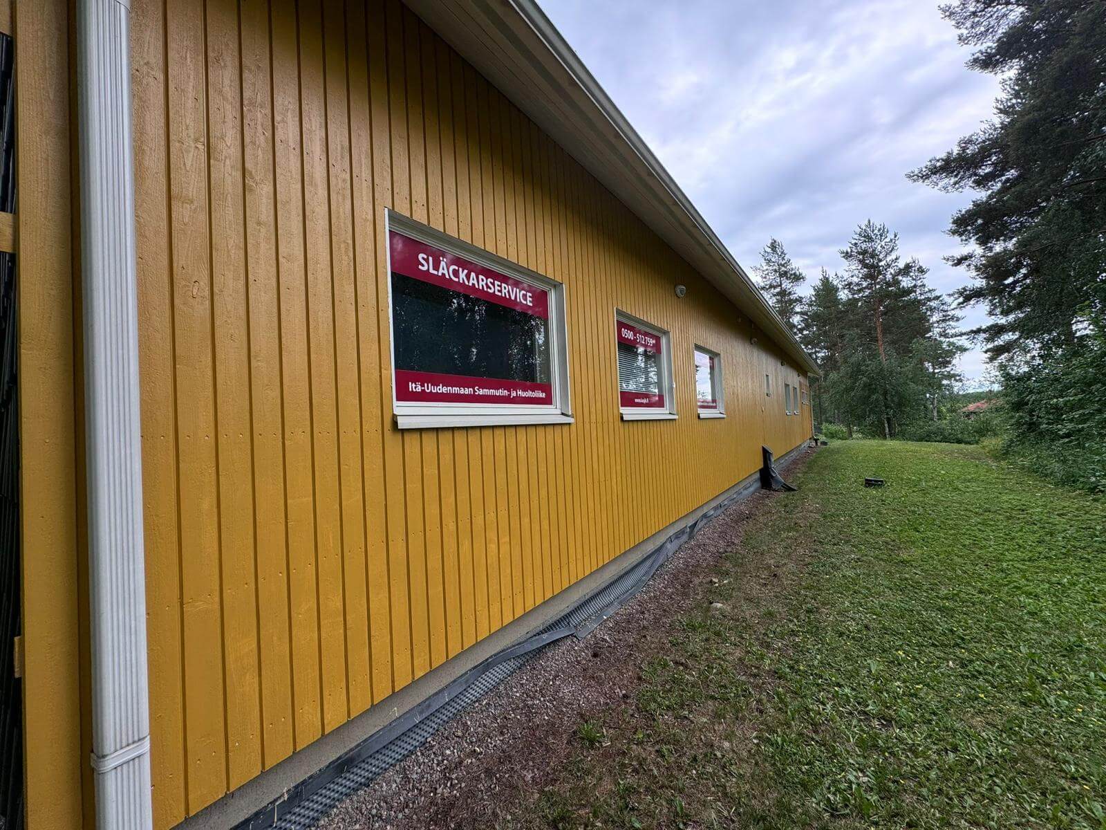 Keltaisen talon ikkunat